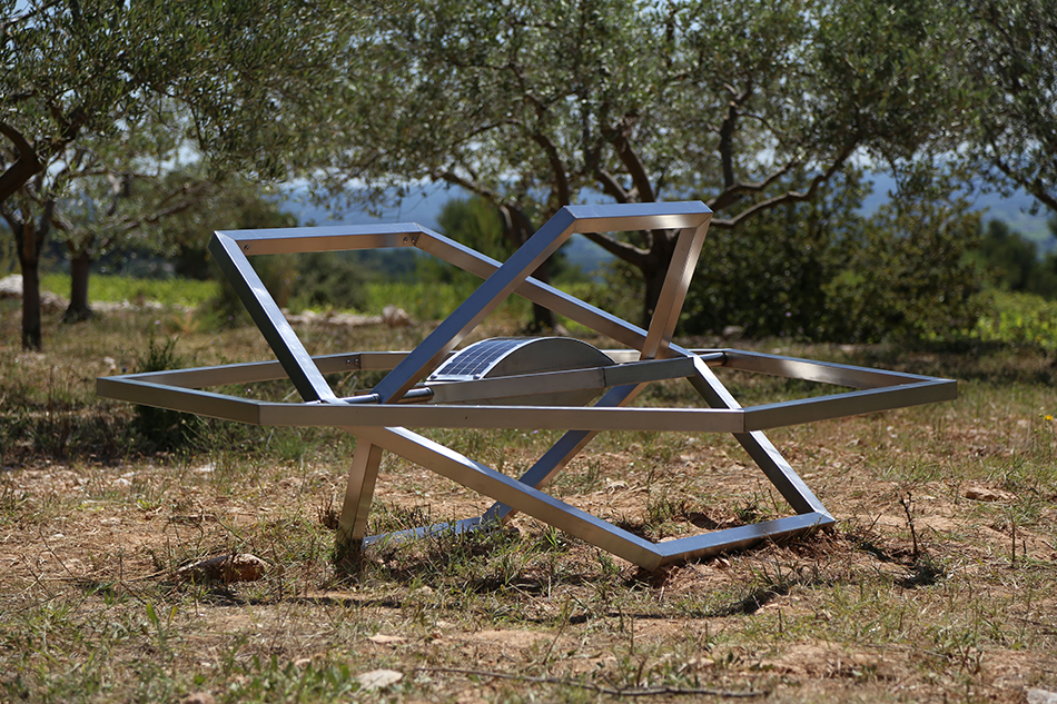 Jennifer Caubet, " Utopia ", 2014, acier inoxydable, panneau solaire, routeur modifié, portail captif, 220X200X120cm, courtesy de l'artiste.