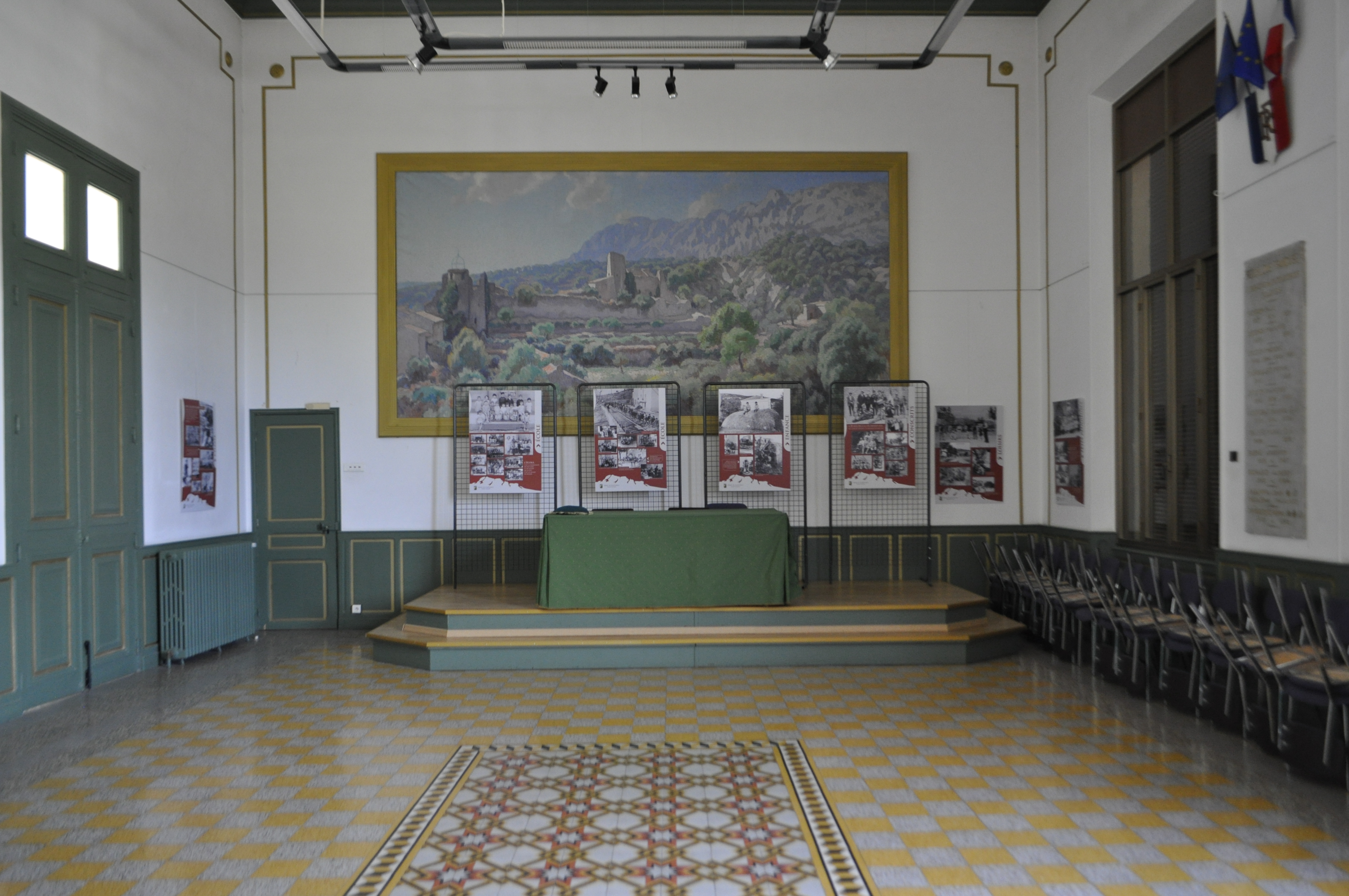 Elena Costelian, " Panorama Sainte-Victoire ", 2014, photographie, vue à partir du village de  Puyloubier : Salle des mariages mairie de Puyloubier, courtesy de l'artiste